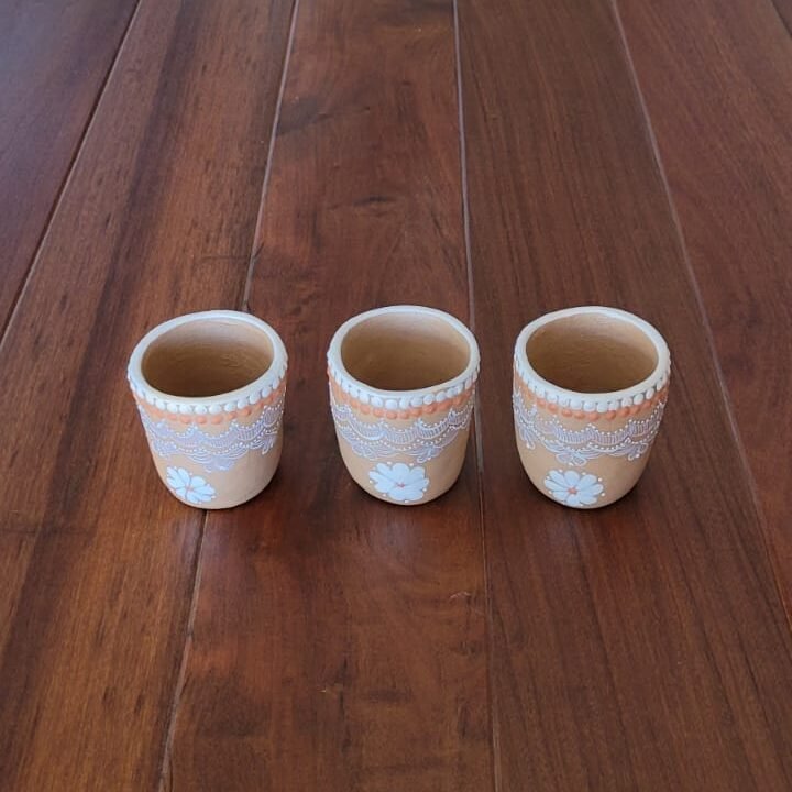 Copo em Cerâmica Artesanal Pintado à Mão - Imagem 2