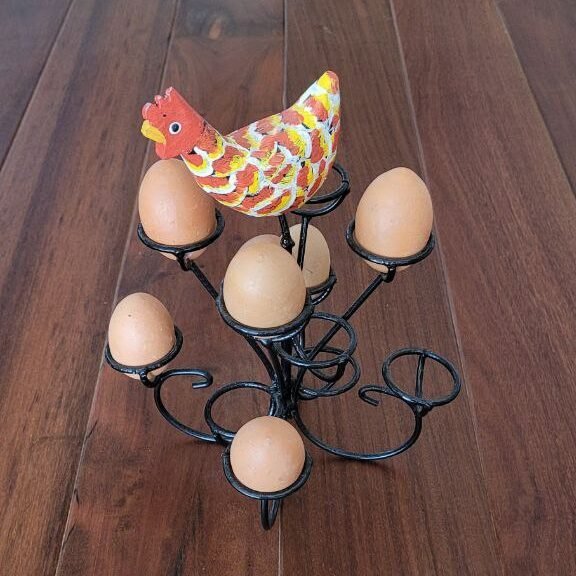 Suporte de Ovos em Metal com Galinha Decorativa - Imagem 2