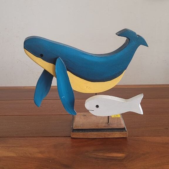 Escultura Artesanal de Baleia e Peixe em Madeira - Imagem 3